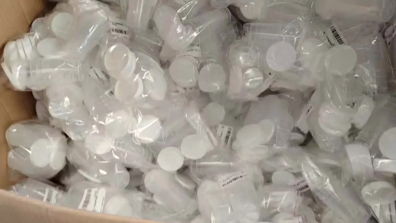 Tazza Di Misurazione Di Plastica Isolata Su Bianco Immagine Stock Tazza Di Misurazione Di Plastica Isolata Su Bianco Image27471261