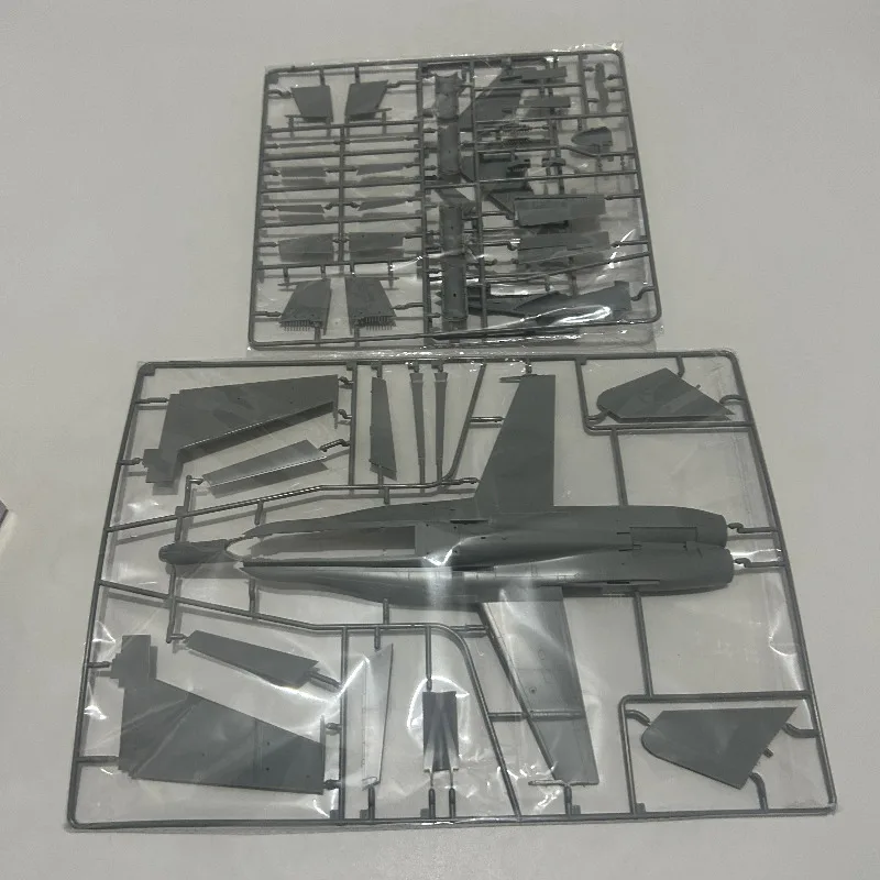 키네틱 K48185 1/48 F/A-18C 미국 해군, 스위스 공군, 핀란드 공군 조립식 플라스틱 모델 키트
