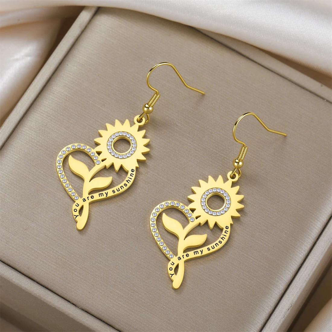 Strass-Herz-Sonnenblumen-Ohrringe, baumelnde Ohrringe aus Edelstahl, „You Are My Sunshine“, Tropfenohrringe für Damen, Modeschmuck, Geschenk – Detail 7