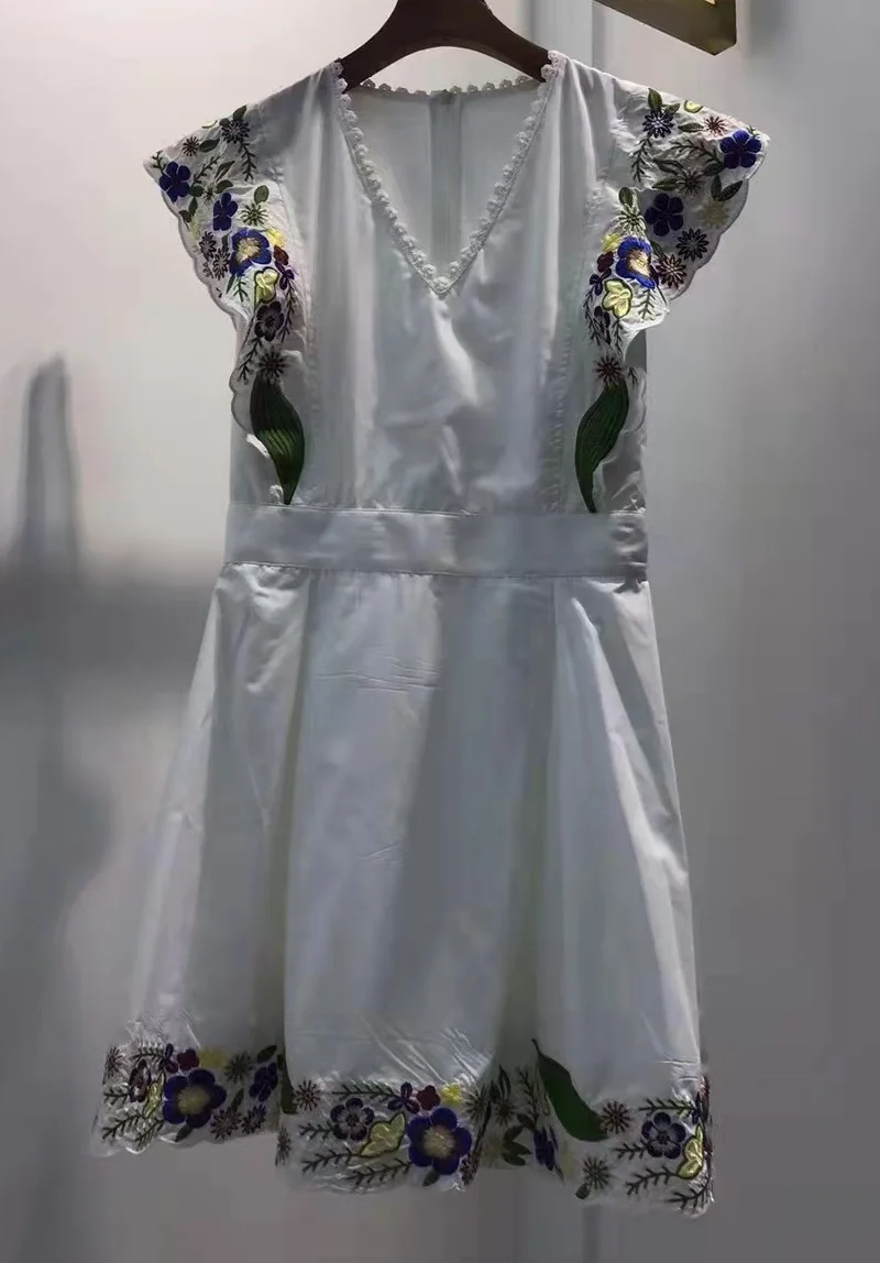 

Slim Fit & Flare Dress 2022 Summer Fashion Style Women V-Neck Lurex Embroidery Flower Patterns Casual Party White Black Dresses