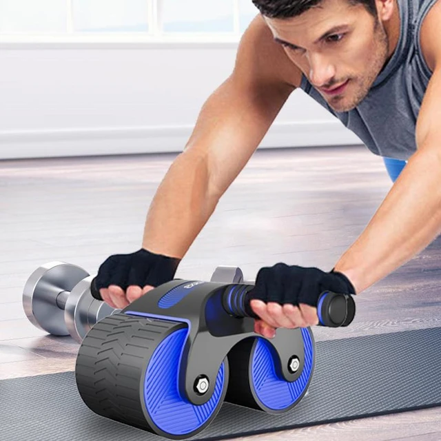 Hombre usando un rodillo de abdominales para hacer ejercicio en un gimnasio