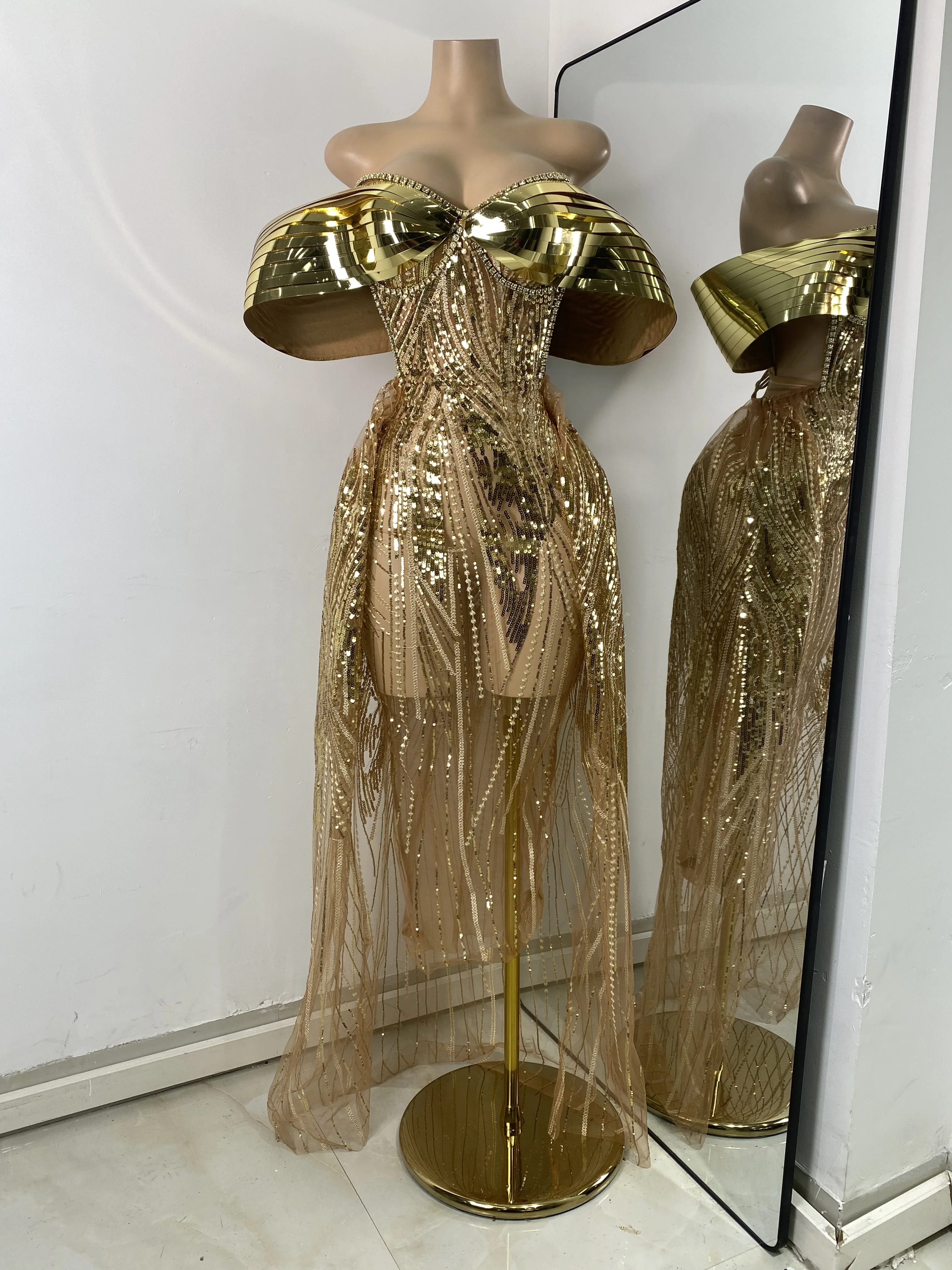 Robe de soirée dorée pailletée glamour - Élégance Scintillante