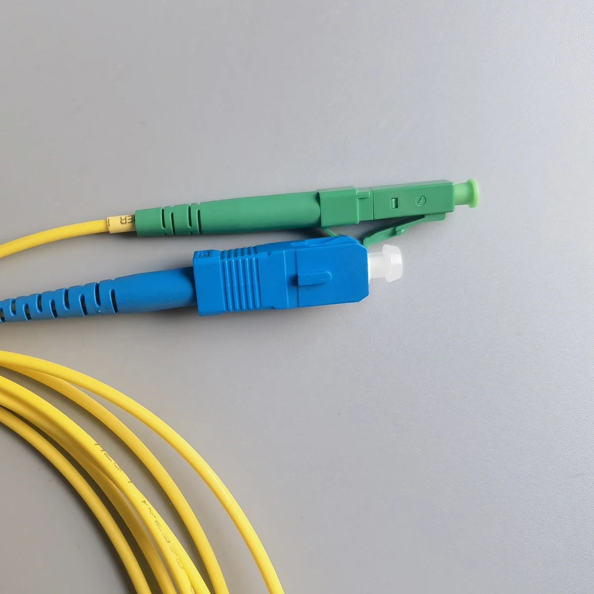 Fibra Optica LC/APC-SC/UPC 3M Diameter 2.0mm FTTH G657A1 LSZH Simplex Mode Optical Fiber Connector