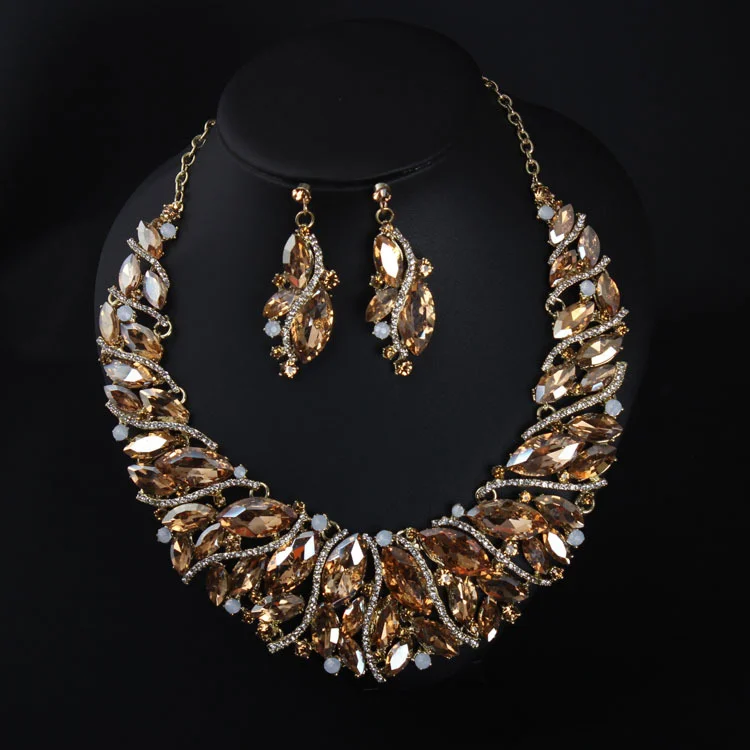 2-teiliges modisches Halsketten- und Ohrring-Set aus Kristall für Damen als Hochzeitskleid-Accessoires. Geschenk der Frau – Detail 3