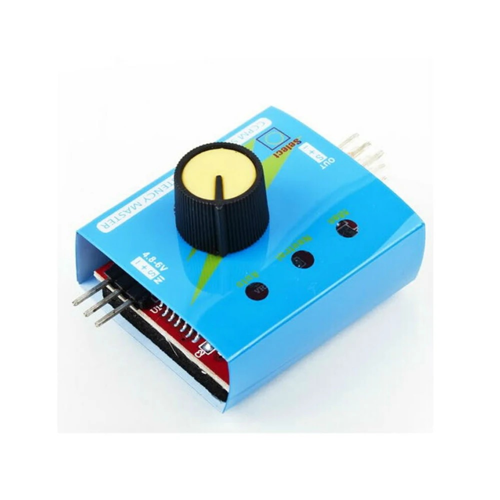 Testeur Servo CCPM Maître de Cohérence utilisé pour diagnostiquer un ESC, câbles connectés.