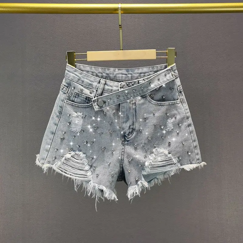 Рваные джинсы со стразами