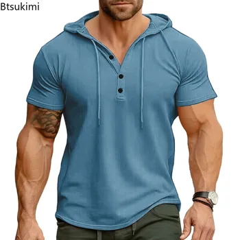 Nuova T-shirt da uomo alla moda 2026 a maniche corte con cappuccio, estiva, con colletto alla coreana, tinta unita, casual, top sportivo da uomo