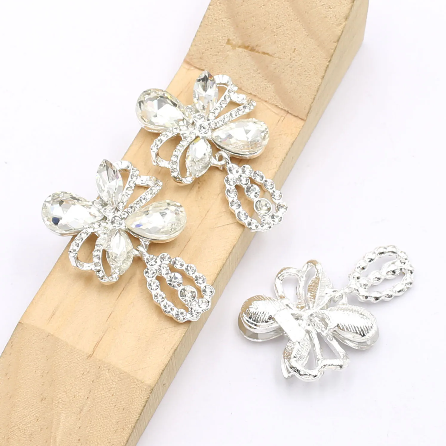 

New 29 * 44MM Shiny Alloy Water Diamond Crystal Glass Silver Small Pendant Bowknot Decoration Clothing Jewelry Accessories