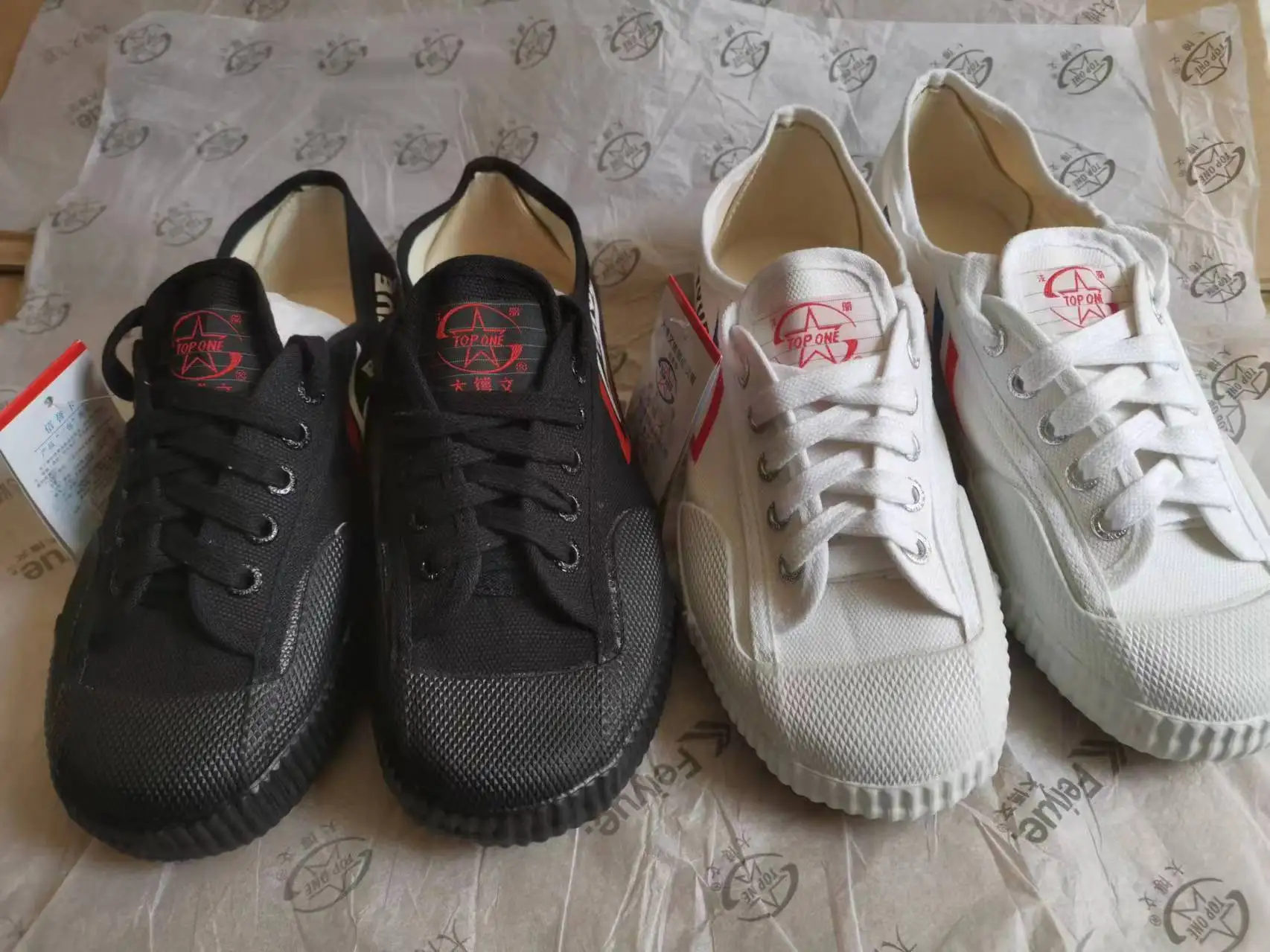 Casual Sports Shoes TOPONE Kung fu Shoes Trackand field Martial arts Tai chi Wushu Footwear Sports Training Sneakers Canvas Black and white