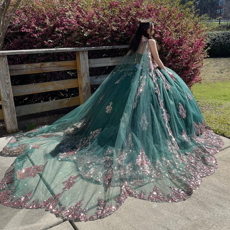 

Emerald Green Quinceanera Dresses For 16 Girl V-Neck Off the Shoulder Gold Appliques Beads With Cape Princess Ball Gowns Birthda