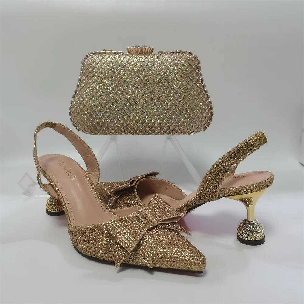 

Женская модная обувь на среднем каблуке с острым носком