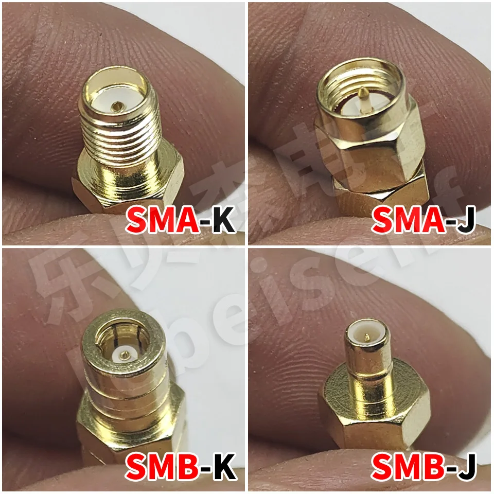 Gros plan sur les connecteurs SMA/SMB mâles vert armée, finition métallique robuste.