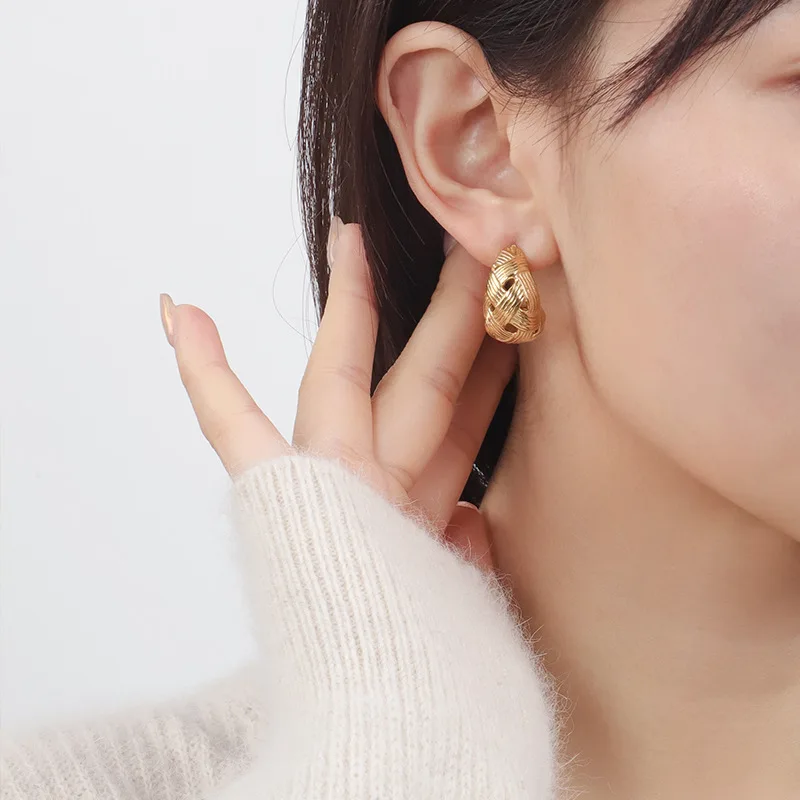 2026 New Punk Hollow Weaving Gold Plated Geometric Stud Earrings Striped Wide C Shape Vintage Aesthetic Jewelry Wholesale Bijoux