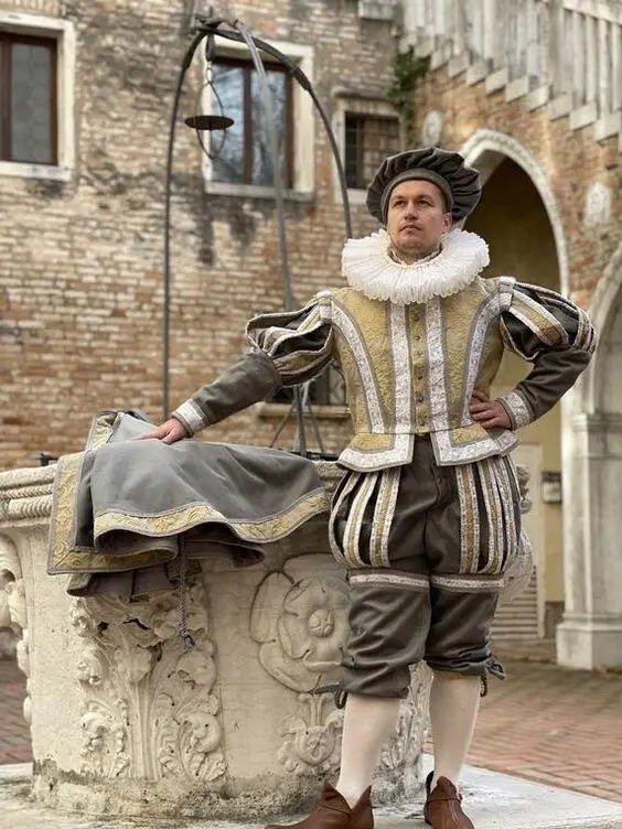 15Th 16Th Century Tudor Elisabettiano King Prince Costume Cosplay Uniforme Con Cappello A Mantella Storica Rinascimentale Tudor Ball Gown