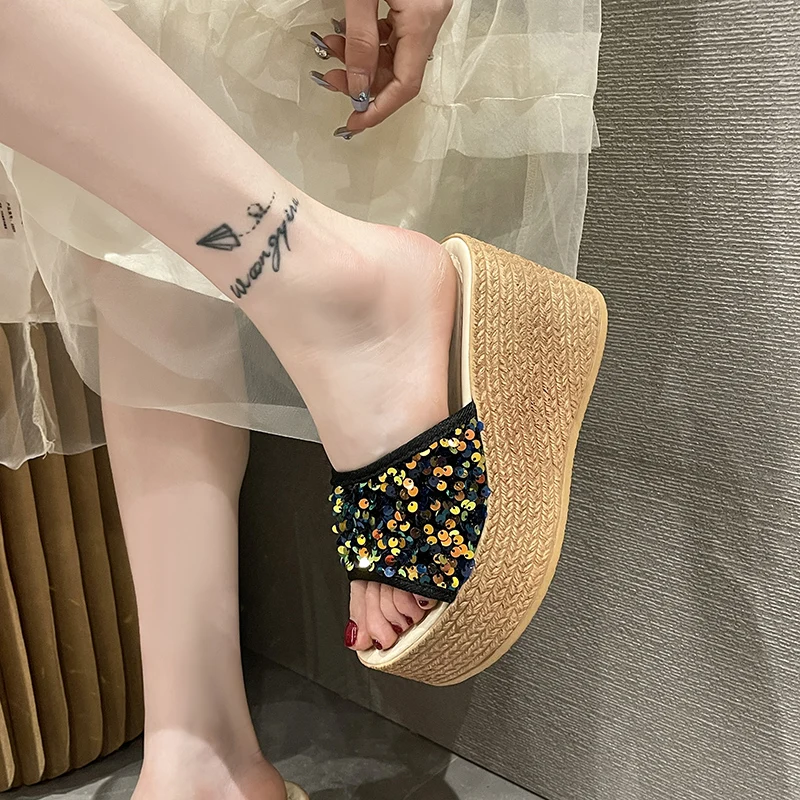

2023 Women Modern Slippers Wedges Heels Over 8 cm Bling Outdoor Slippers Summer New Thick Sole Sandals High Heel Big Size 43