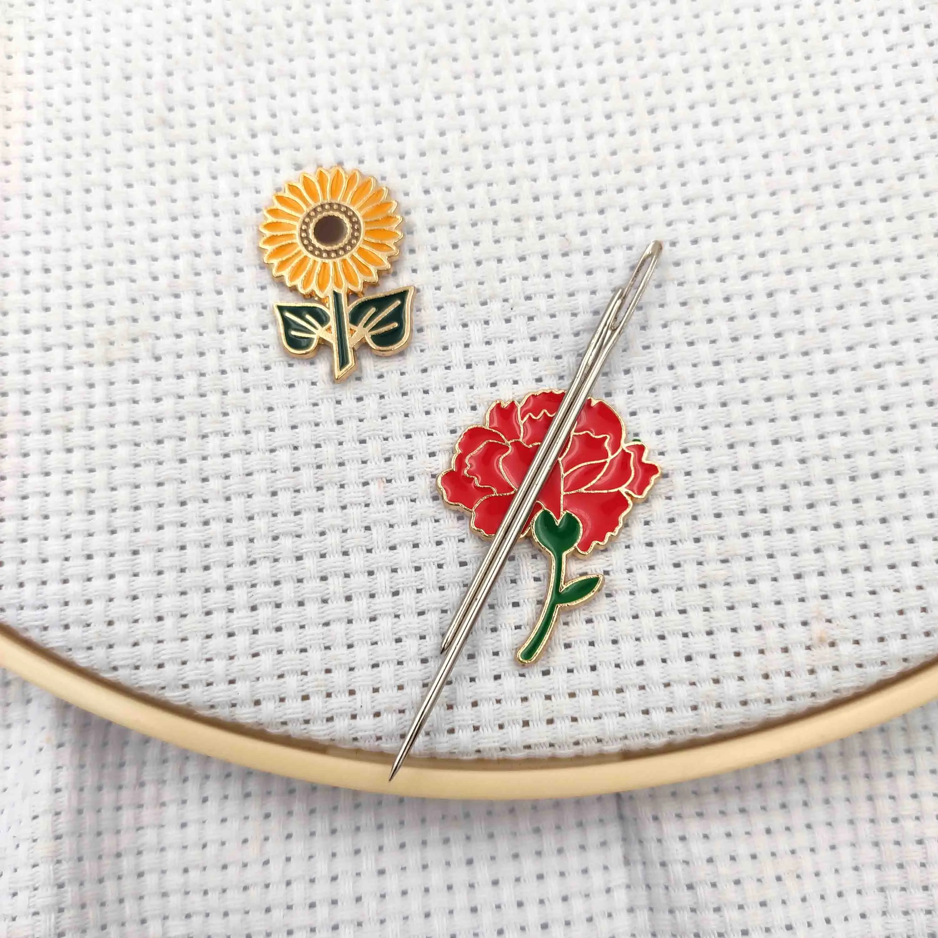 Needle Minder Magnetic Needle Holder for Embroidery needlework, Sunflower and Rose Needle Nanny Sewing Magnet for Cross Stitcher