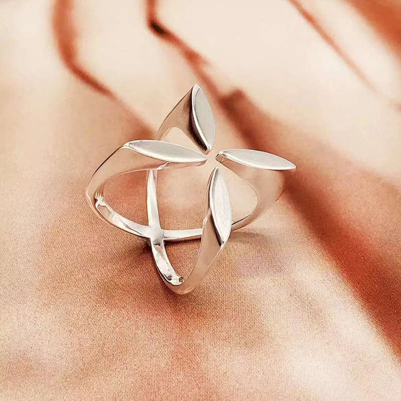 

PANJBJ Silver Color Leaf Ring for Women Part Gift Personality Retro HipHop Jewelry Dropshipping