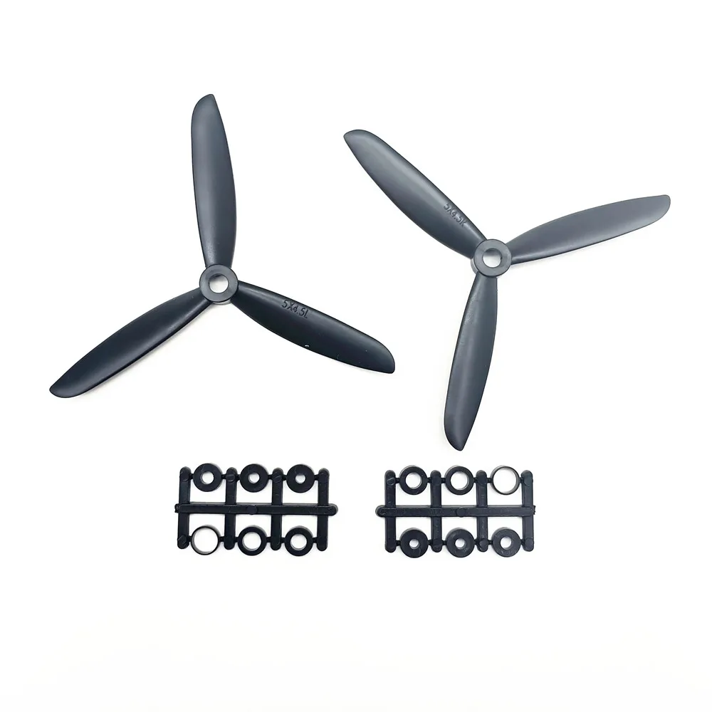 Hélices 5045 3 pales pour drone en action, flou de mouvement sur fond de ciel bleu.