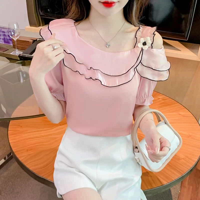 Blusas con hombros descubiertos y volantes empalmados con cuello