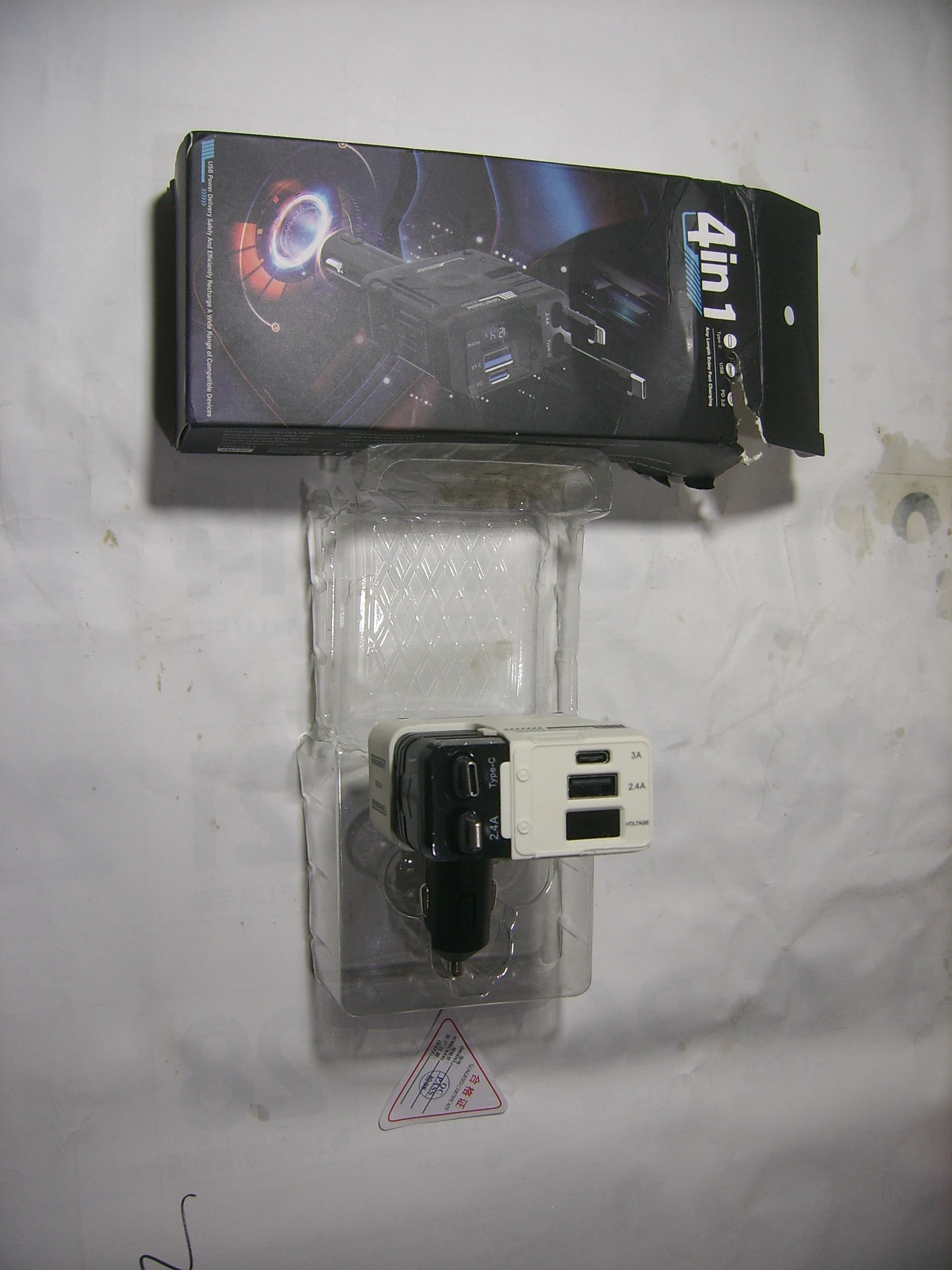 Chargeur Allume-Cigare 4-en-1 Rétractable (120W) : Station de Charge Rapide avec Câbles Intégrés & Voltmètre