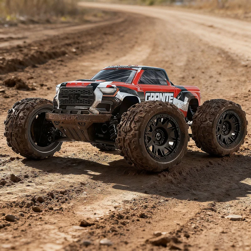 Gros plan sur le caoutchouc haute adhérence des pneus larges 1/18 pour ARRMA TYPHON GROM GRANITE.