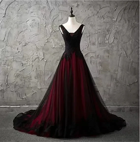Black V-Neck Ball Gown Quinceanera Dresses Vintage Applique Princess Birthday Party Gown