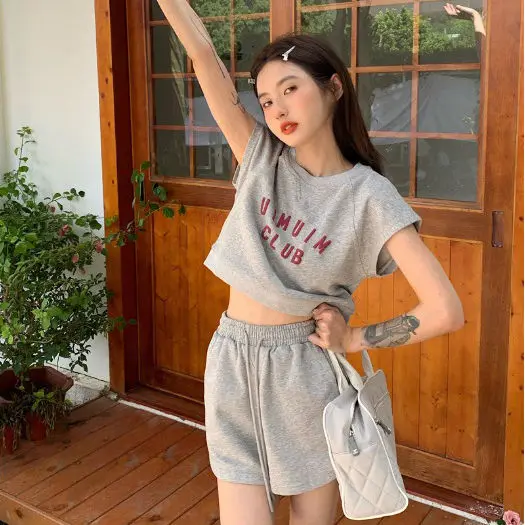 

Повседневные спортивные костюмы для женщин, лето 2023, острые для маленьких людей, футболка и шорты для студенток, костюм из двух предметов