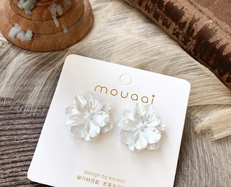 Silver Plated Needles Acrylic Simple White Flower Retro Stud Earrings for Women