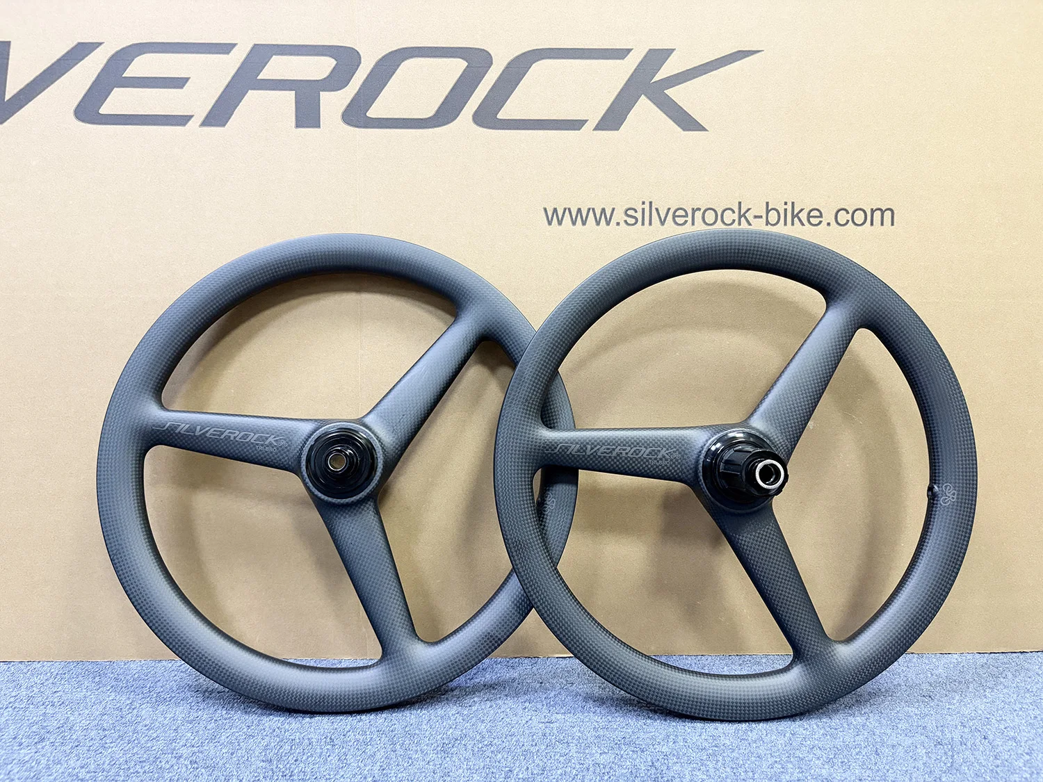 SILVEROCK NEO Carbon-Trispoke-Räder 16 Zoll 349 Scheibenbremse Steckachse 74 mm 142 mm für JAVA NEO Trifold Falträder – Detail 11