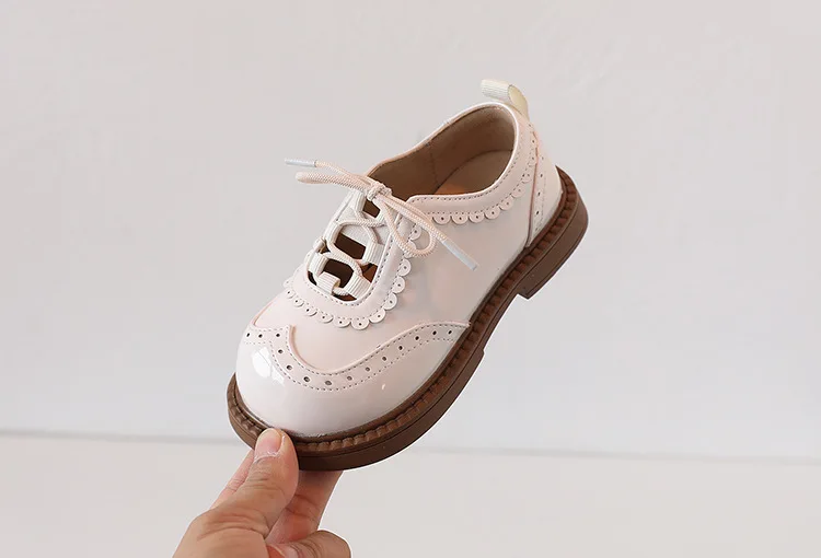 Spring and autumn Korean version of beige small leather shoes, medium and large children`s single shoes