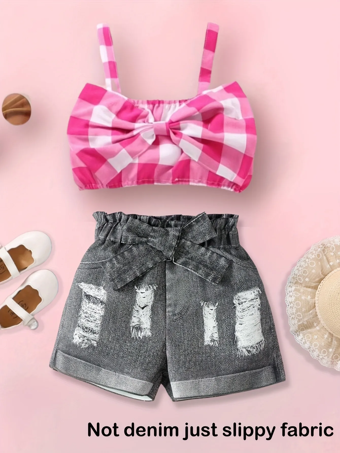 Zweiteiliges Shorts-Set für Mädchen im Denim-Look, rosa Gingham-Top mit Schleife und zerrissene, ausgefranste Shorts, modisches Outfit (nicht aus Denim, nur aus glatter Stoff).