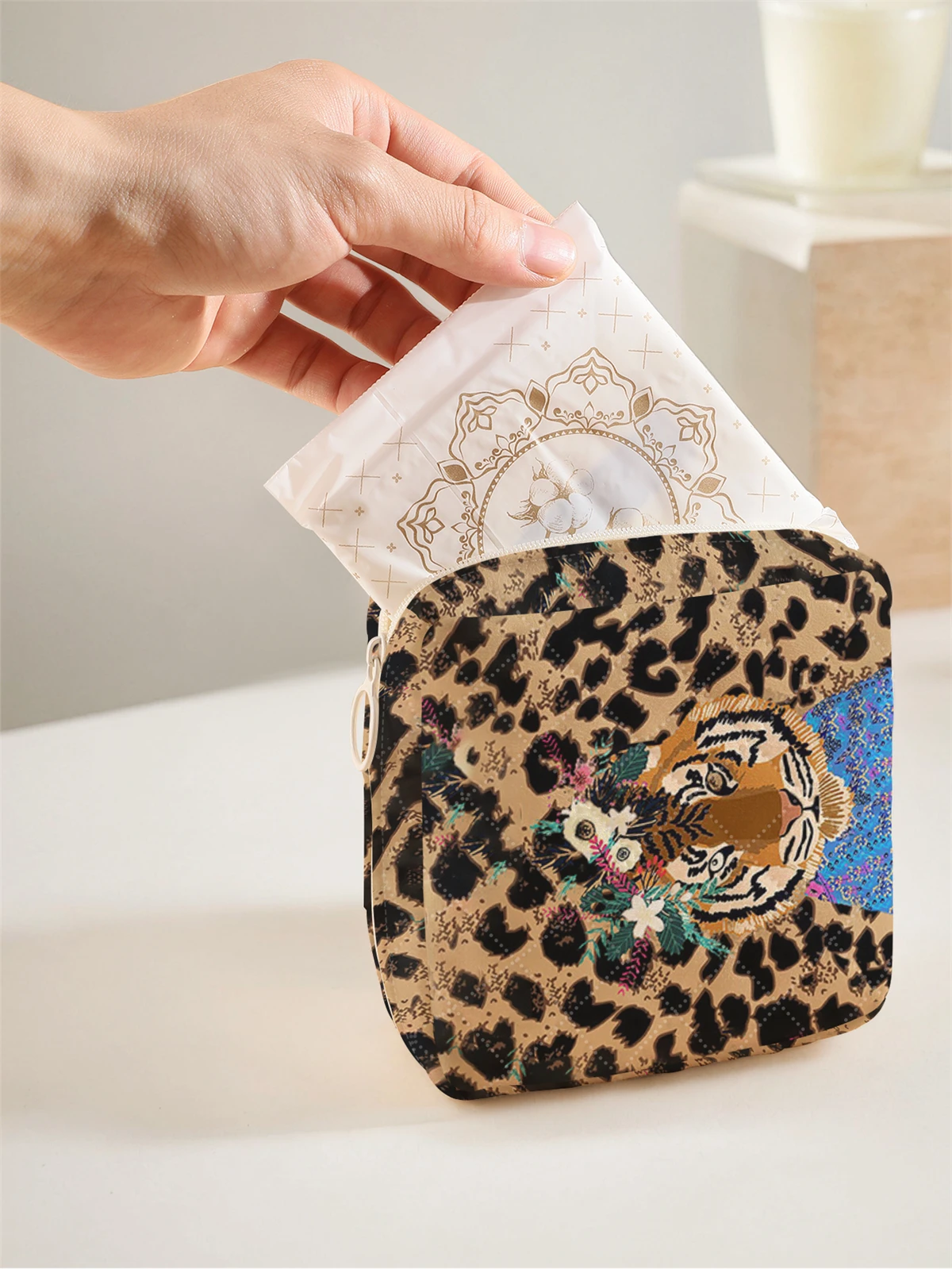 1 portable sanitary napkin storage bag, made of tiger pattern and diamond mesh material, lightweight women's tissue bag