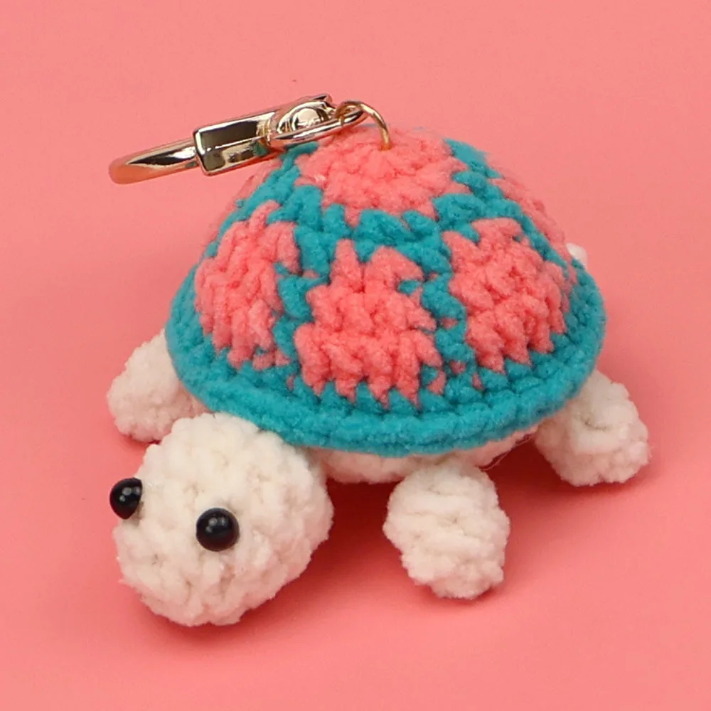 Niedlicher Schildkröten-Schlüsselanhänger Lieblicher Gehäkelter Schildkröten-Anhänger Handgewebter Tier-Schlüsselring Taschen-Deko Geschenk – Detail 5