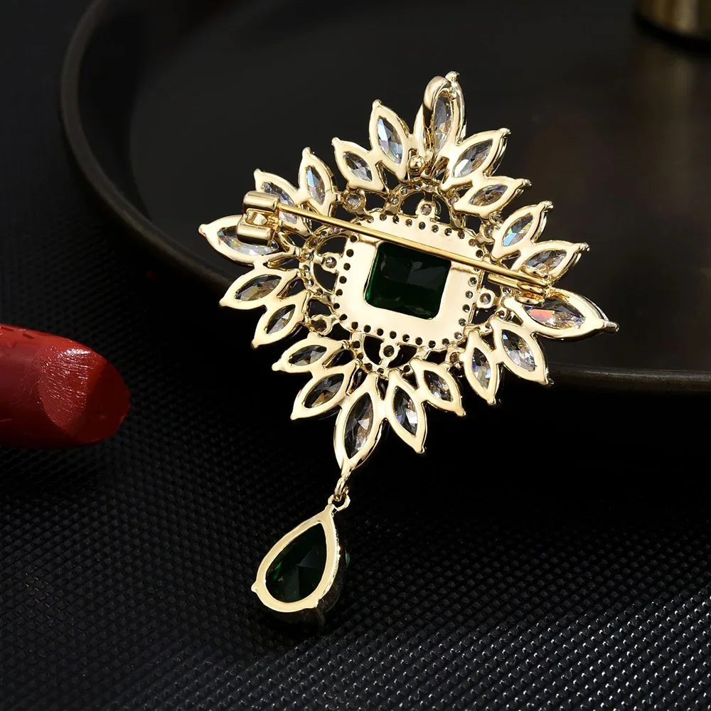 Retro Palace Style Brooch Red Water Drop Crystal Brooches Temperament Jewelry Couple Gift Accessories Banquet Party Corsage