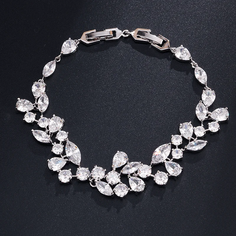 Set di 2 braccialetti con perline a forma di fiocco, impilabili, con perline rosa e bianche, eleganti e regolabili, delicati gioielli a mano per un look a strati