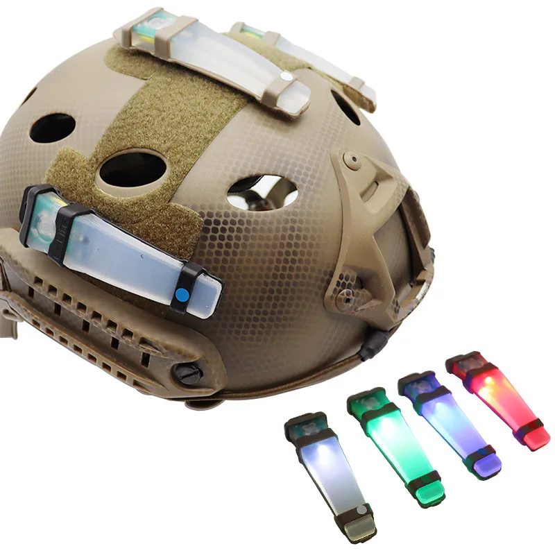 Oude Militaire Helm Van De Tweede Wereldoorlog Met Rode Tulpen Stock Foto - Image of helm, leger