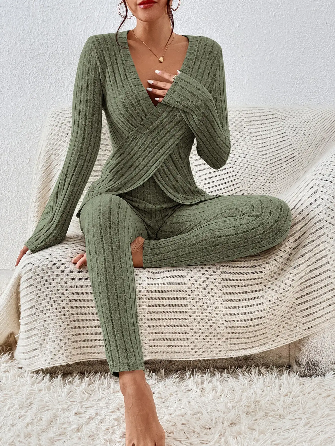 Damen 2-Teiler Set – Gerippter Wickel-Pullover & Hose