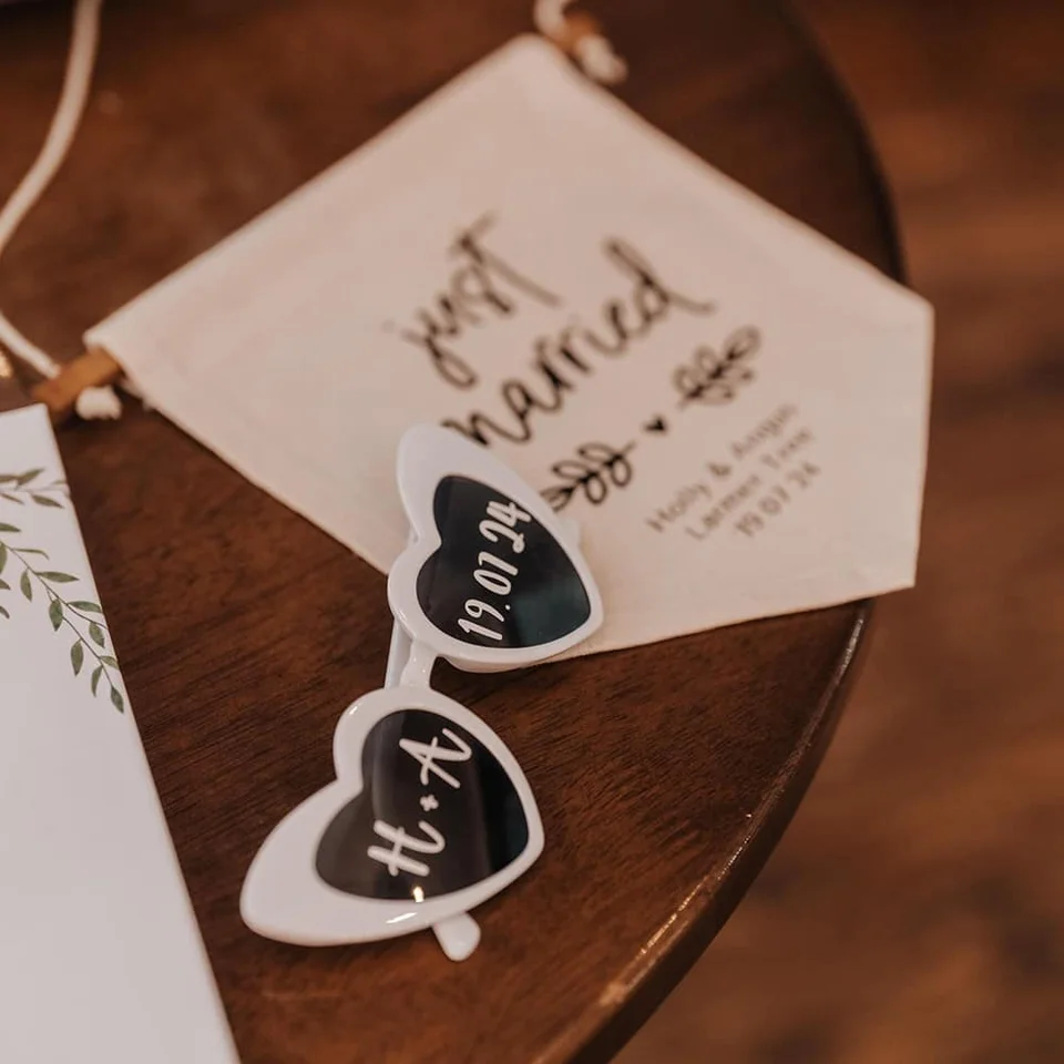 Matcheck Occhiali Da Sole A Forma Di Cuore – Set Da 12 Pezzi Per Addio Al Nubilato, Con 1 Bianco Per La Sposa E 11 Neri Per Le Amiche