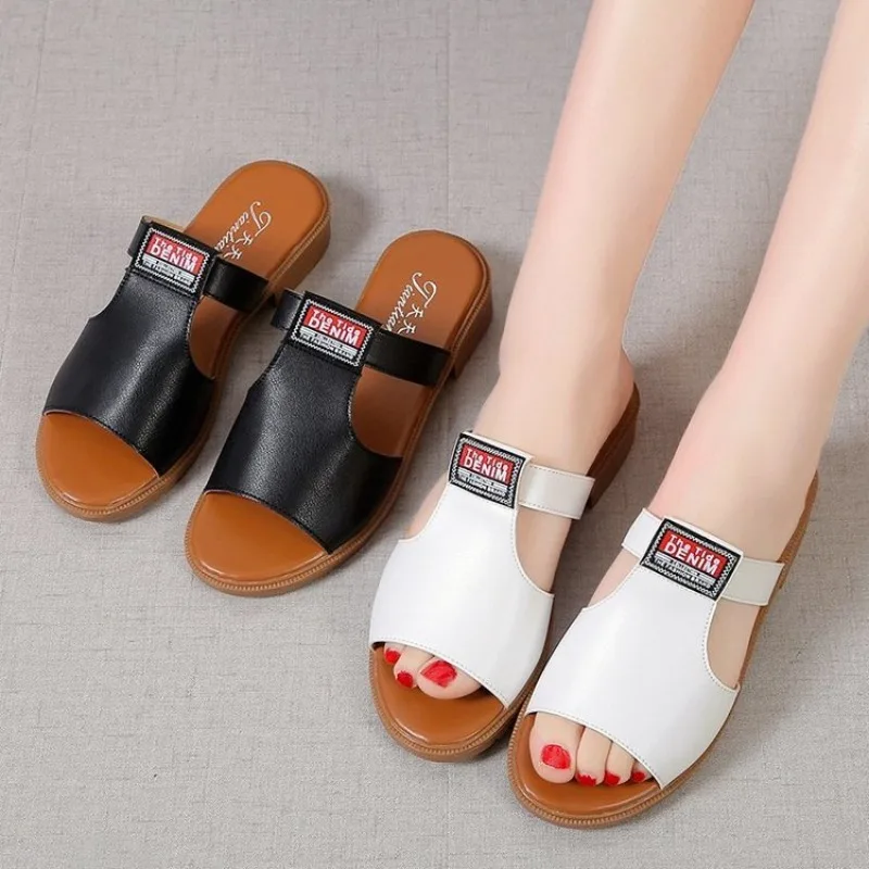 

Slippers for Female Outerwear 2023 Summer Foreign Trade New Rubber Soft Sole Mom's Sandals Low Heel Large Size Sandals