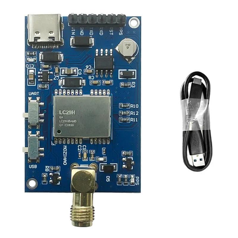 Module GNSS double bande LC29H pour drone professionnel, posé sur fond noir avec reflets.