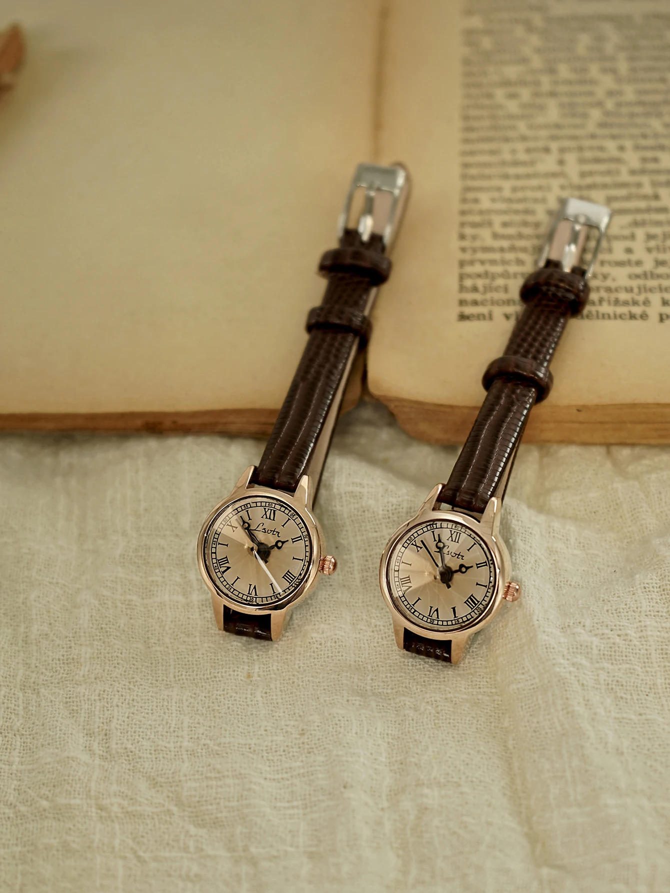 1 Piece of Retro Casual and Elegant Women's Coffee Brown Belt Watch Fashionable Small and Exquisite Round Small Dial Rhinestone Decoration Preppy Style Suitable for Daily Wear Dinner and Other Occasions Decorative Wrists 6