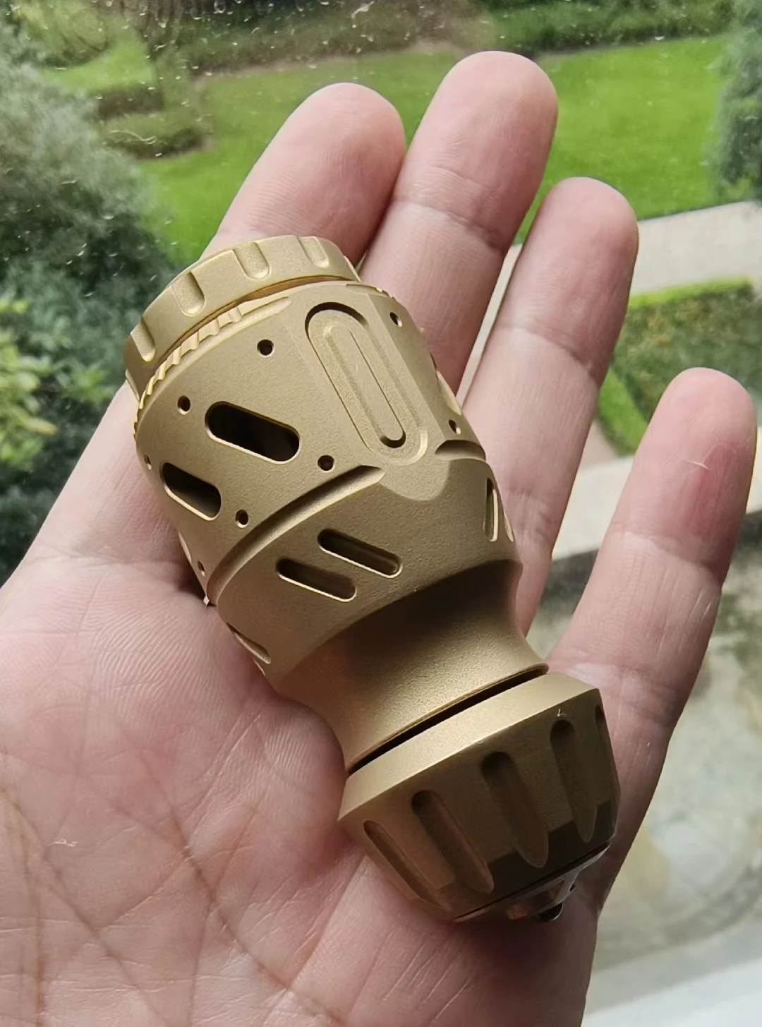 

Яйцо для маленьких мальчиков Sharp Shark EDC 2,0
