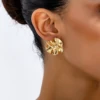 Une paire de boucles d'oreilles en métal rondes irrégulières, bijoux