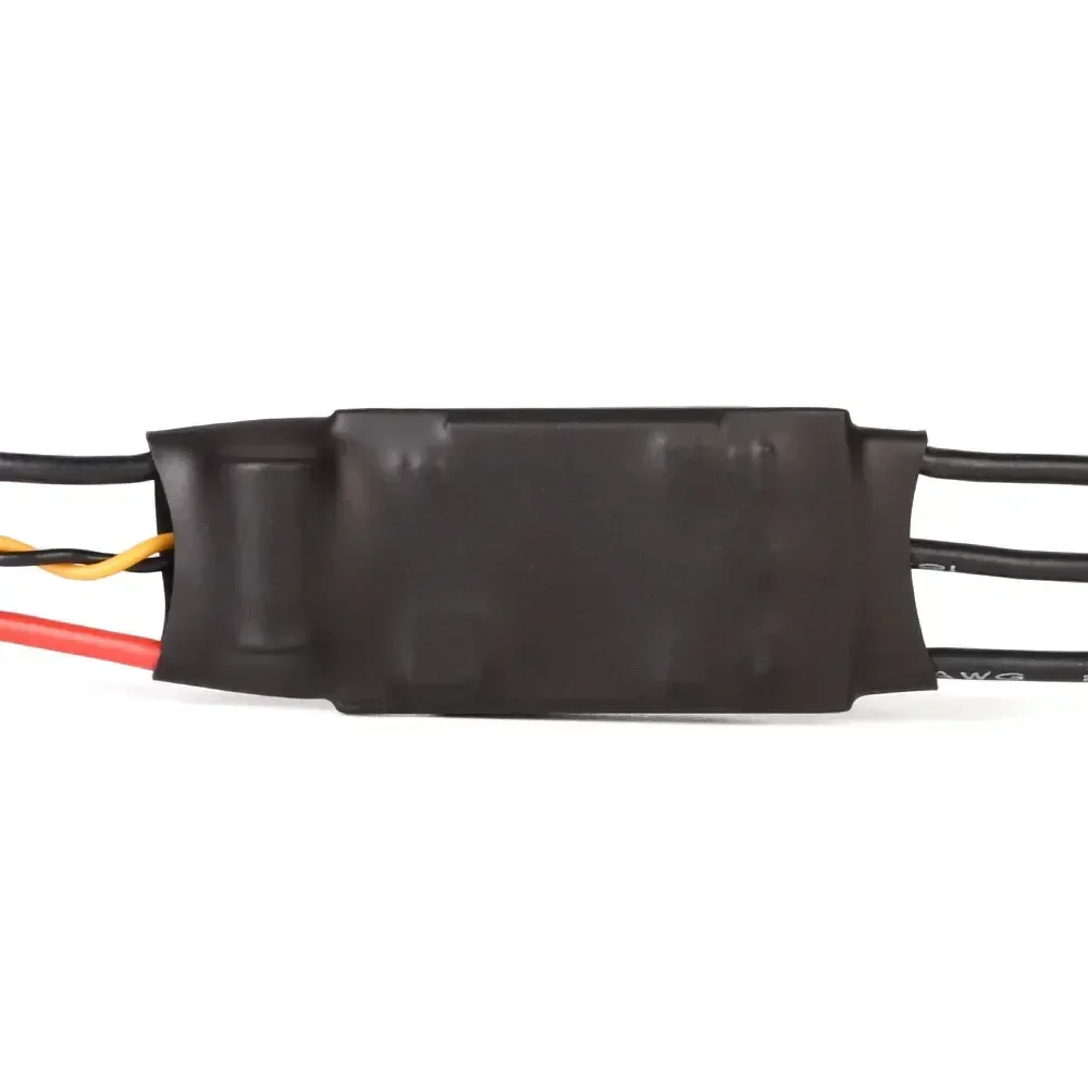 Contrôleur de vitesse ESC T-MOTOR AIR 40A 2-6S installé dans un drone multirotor, entouré de câbles.