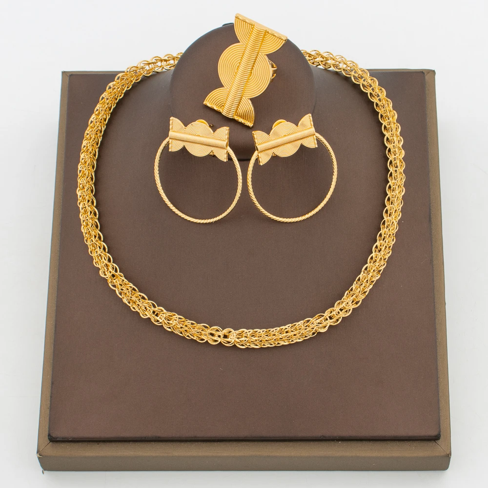 

Комплект ювелирных изделий из колье, серёг и кольца