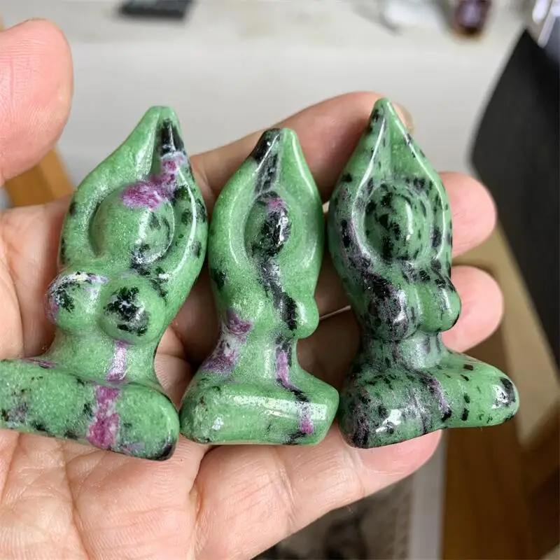 Rubino Naturale In Zoisite Yoda Modello Body Crystal Carving Crafts Healing Energy Stone Fashion Home Decoration Gift 1 Pz