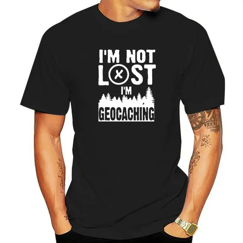 

Лидер продаж, хлопковая Футболка I'm Not Lost I'm Geocaching, мужская повседневная футболка с коротким рукавом и круглым вырезом, черный/серый/белый