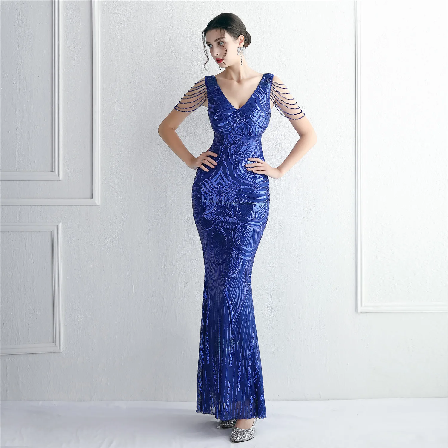 

Stunning Royal Blue Sequins Prom Dresses With Beading V Neck Floor Length 2023 New Women Formal Gonws For Wedding Party