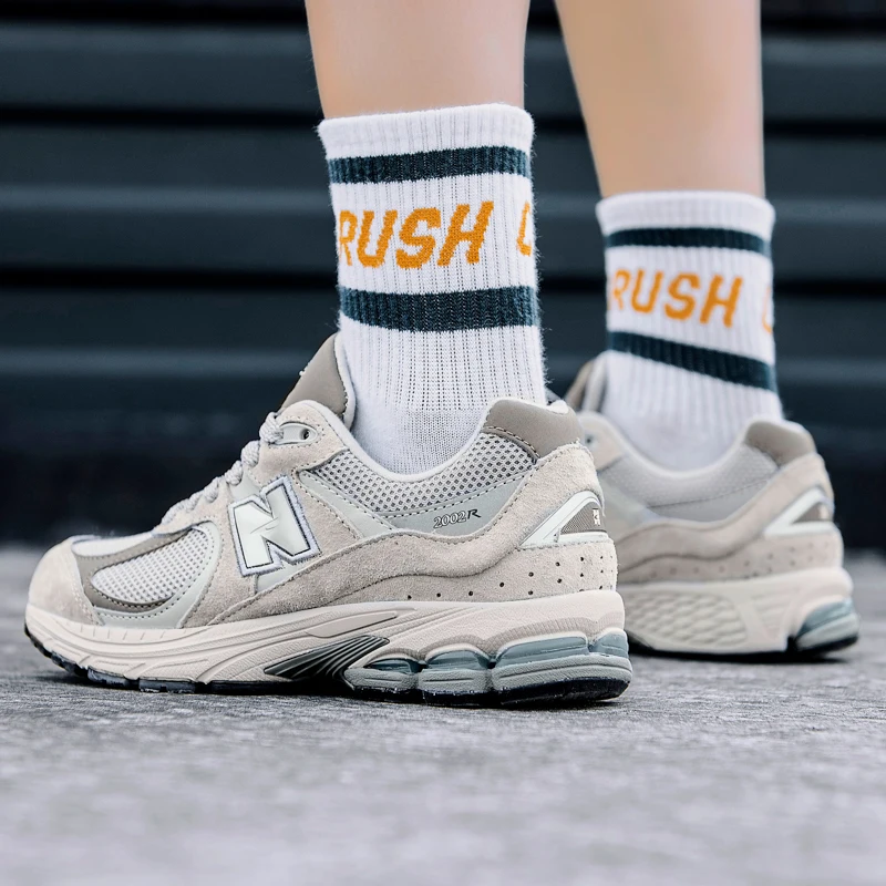 Retro men's shoes, sports versatile and durable women's casual couple height increasing