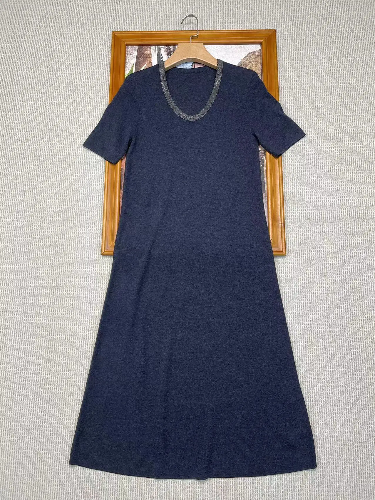 

Повседневное свободное прямое длинное трикотажное платье с глубоким круглым вырезом